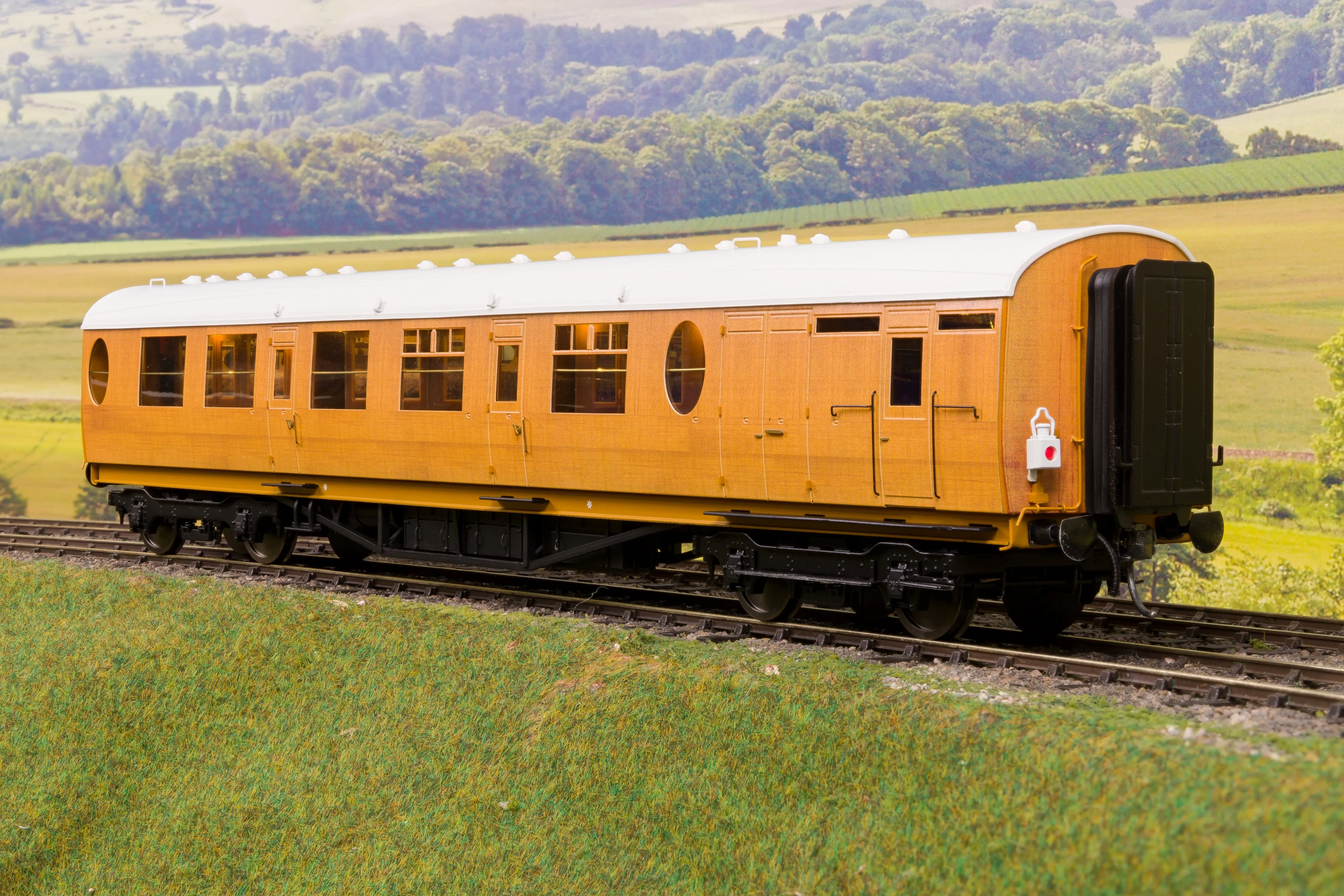 Darstaed D24-1-03U Finescale O Gauge LNER Thompson Mainline BCK (Brake Comp Class) Coach, Teak 'Unnumbered'