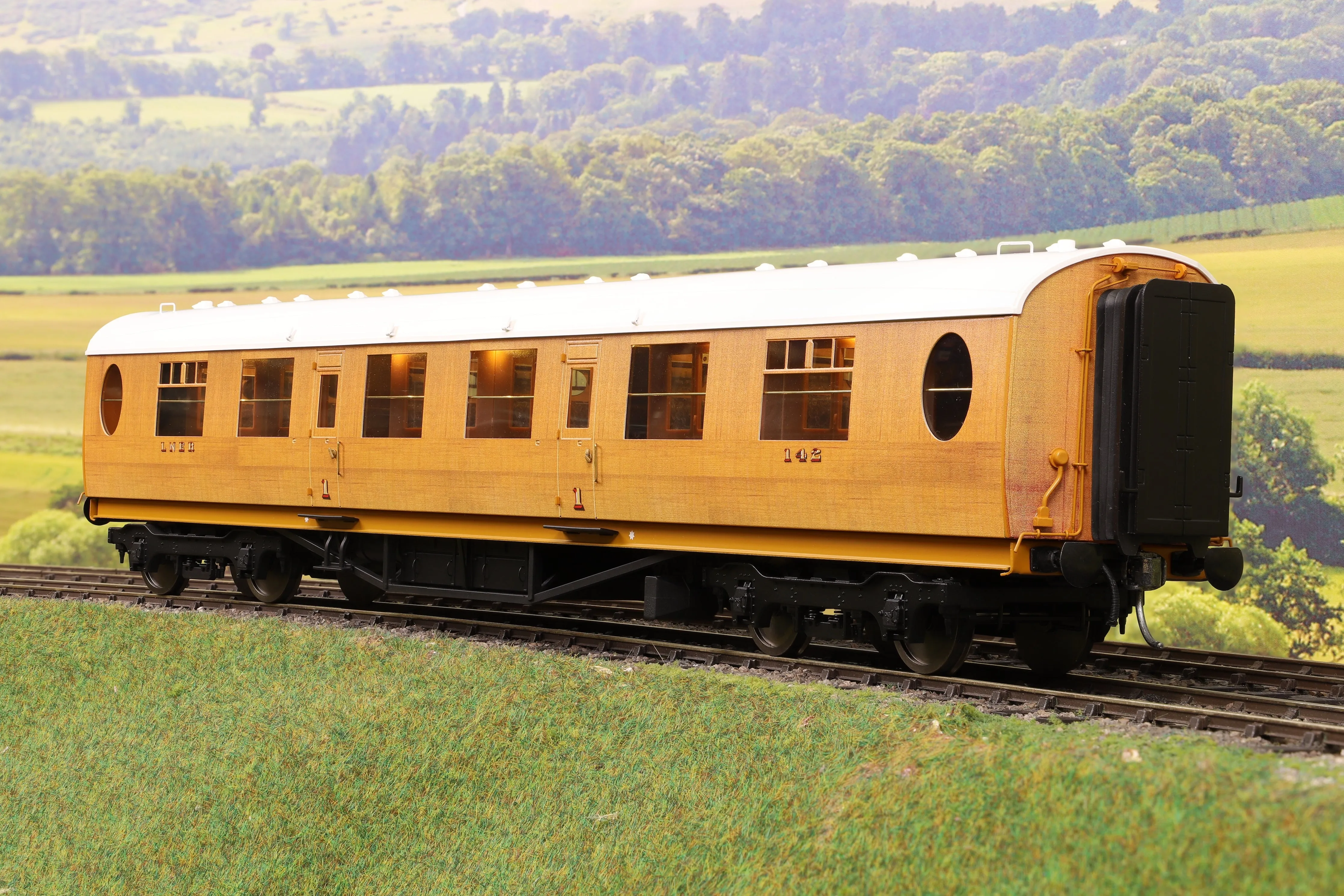 Darstaed D24-1-04A Finescale O Gauge LNER Thompson Mainline FK (First Class Corridor) Coach, Teak '142'