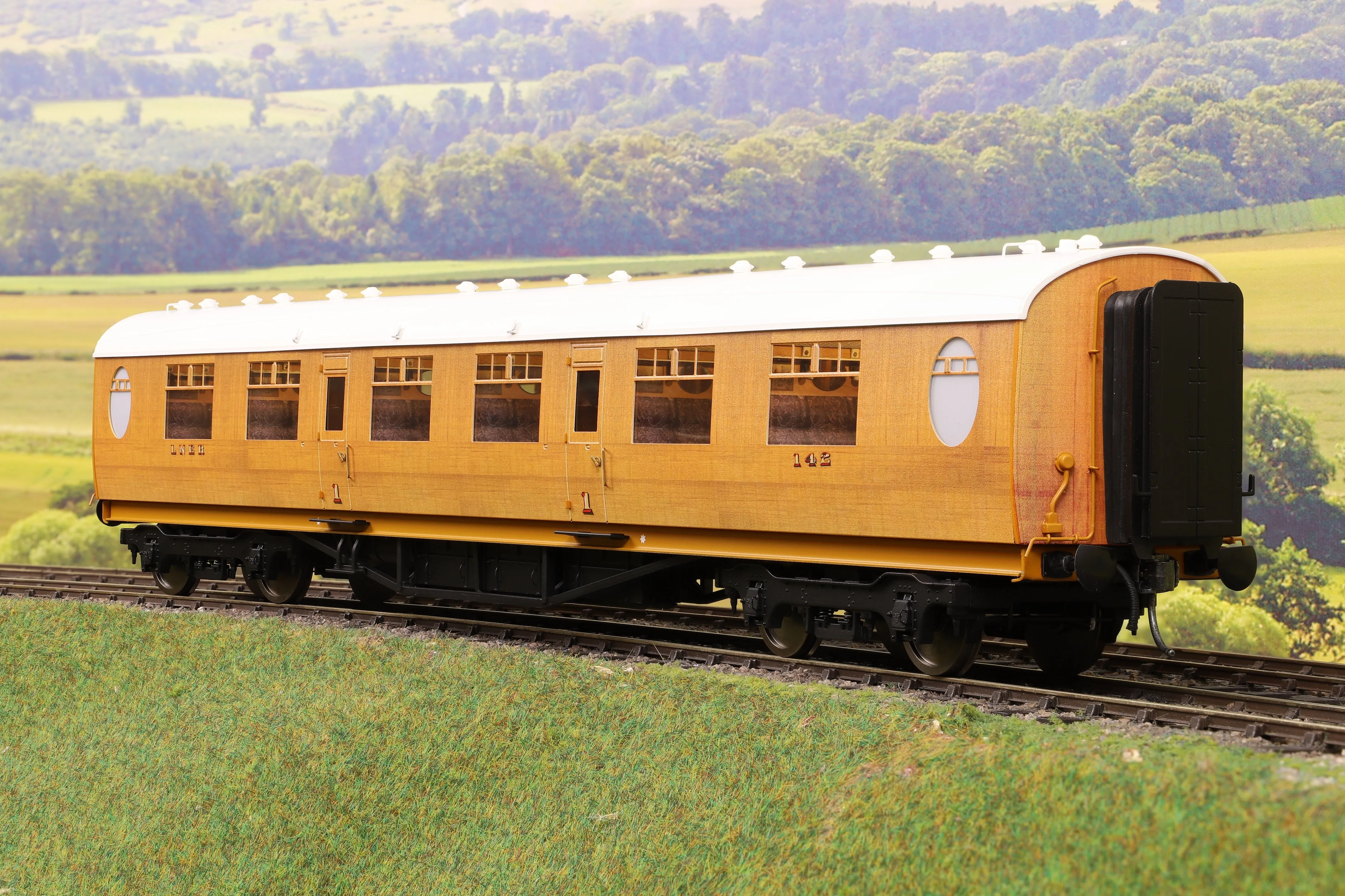 Darstaed D24-1-04A Finescale O Gauge LNER Thompson Mainline FK (First Class Corridor) Coach, Teak '142'