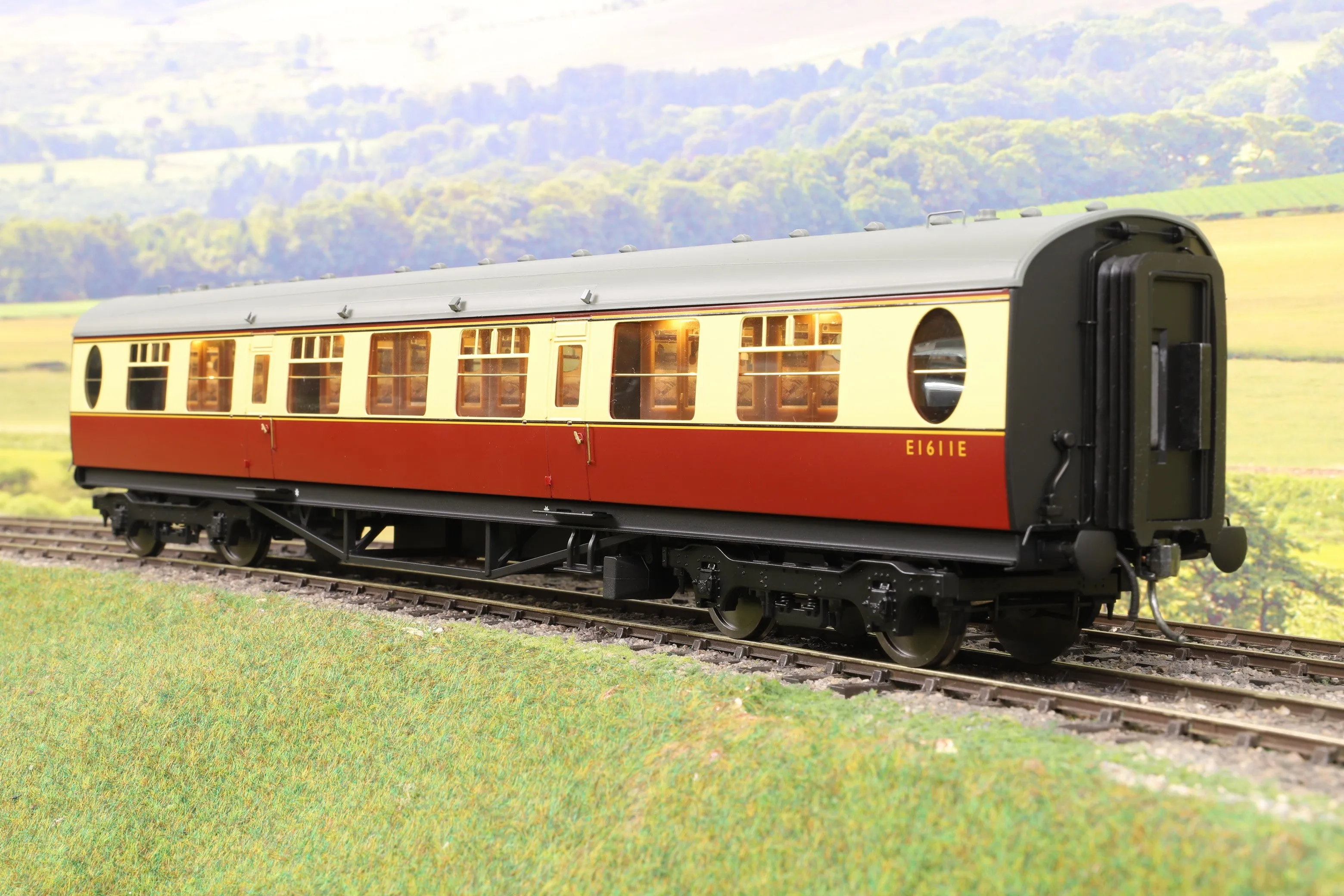 Darstaed D24-2-01RA Finescale O Gauge LNER/BR Thompson Mainline TK (Third Class) Coach, Crimson & Cream 'E1611E'