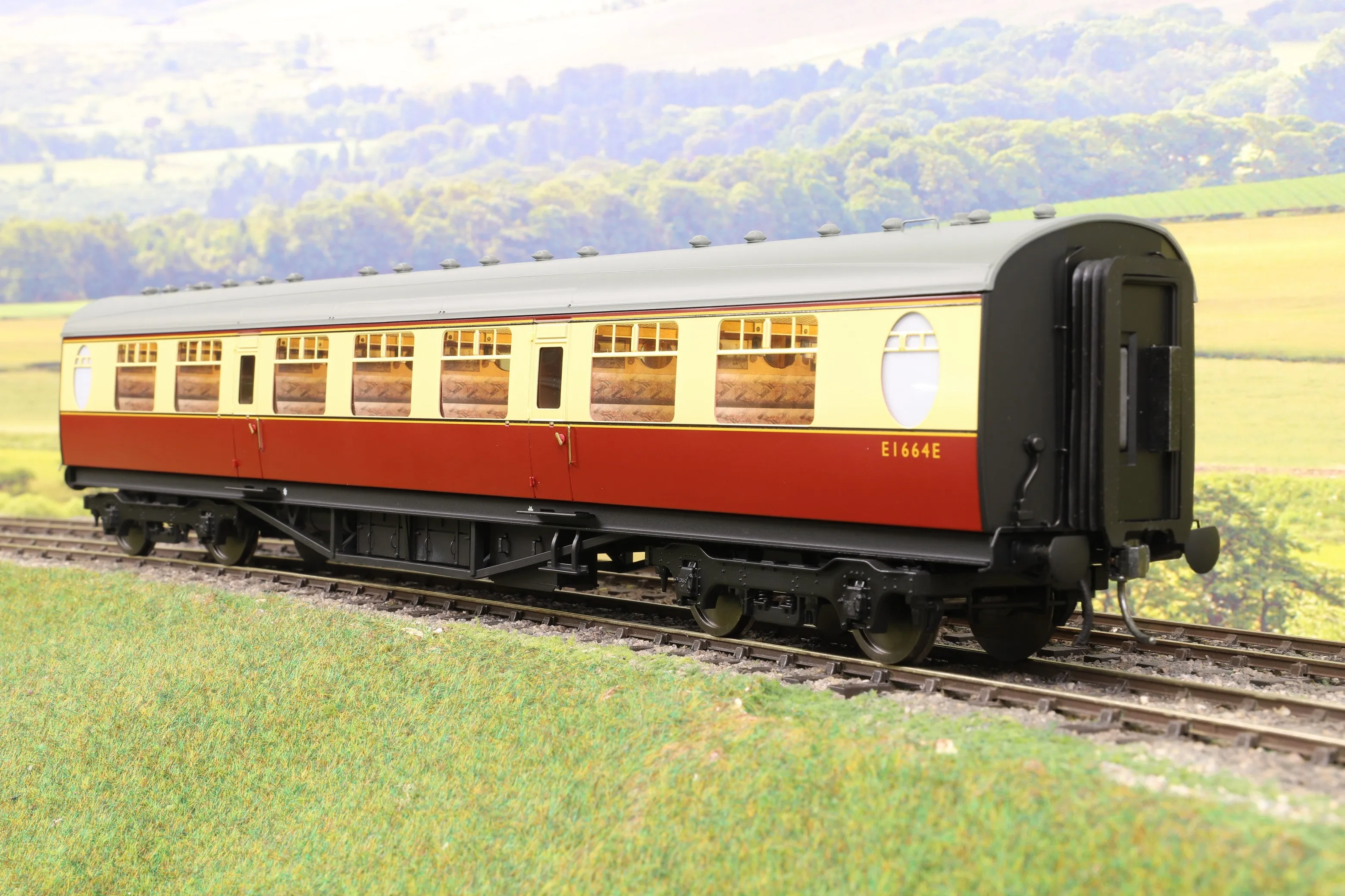 Darstaed D24-2-01RB Finescale O Gauge LNER/BR Thompson Mainline TK (Third Class) Coach, Crimson & Cream 'E1664E'