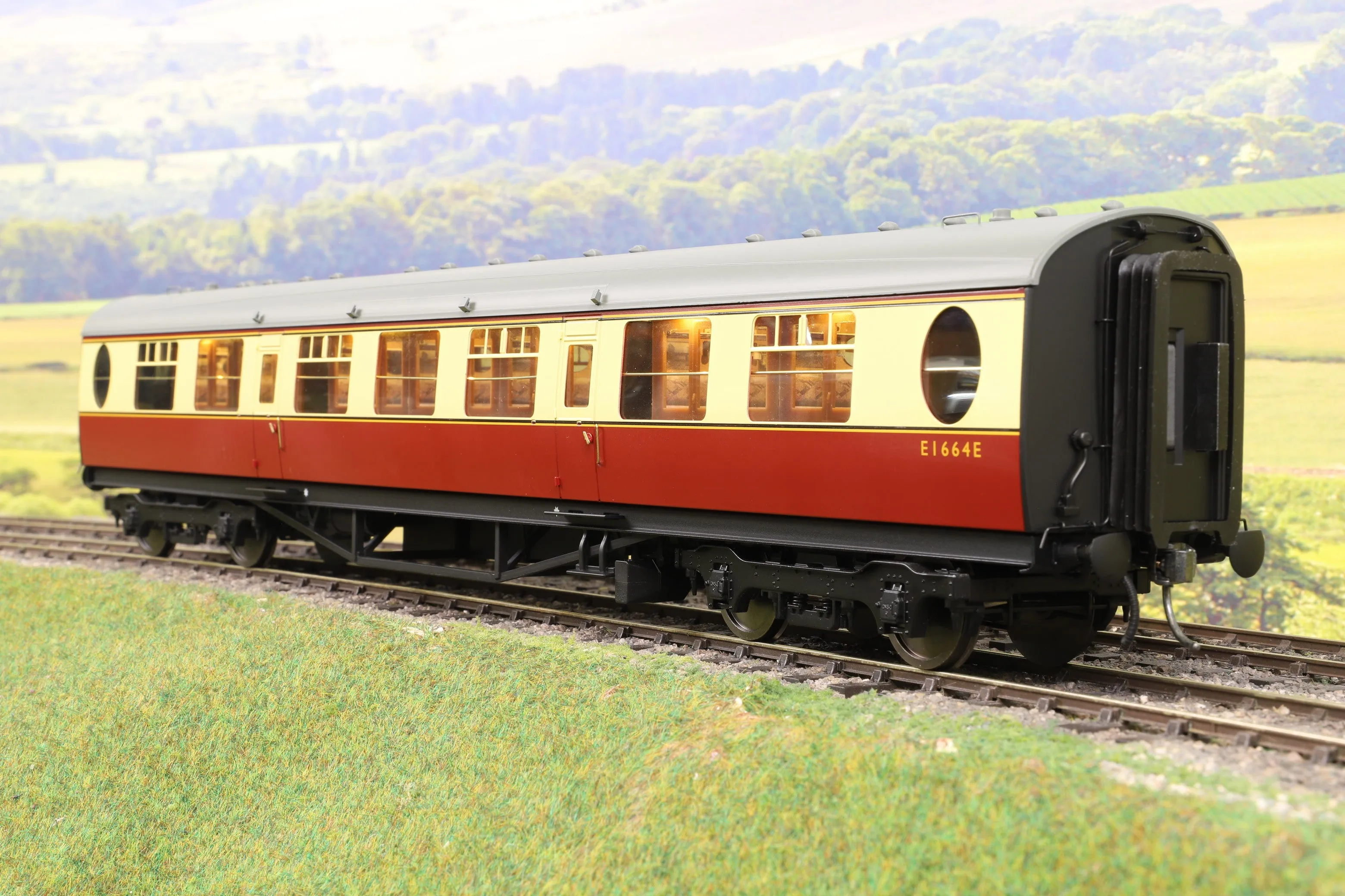 Darstaed D24-2-01RB Finescale O Gauge LNER/BR Thompson Mainline TK (Third Class) Coach, Crimson & Cream 'E1664E'