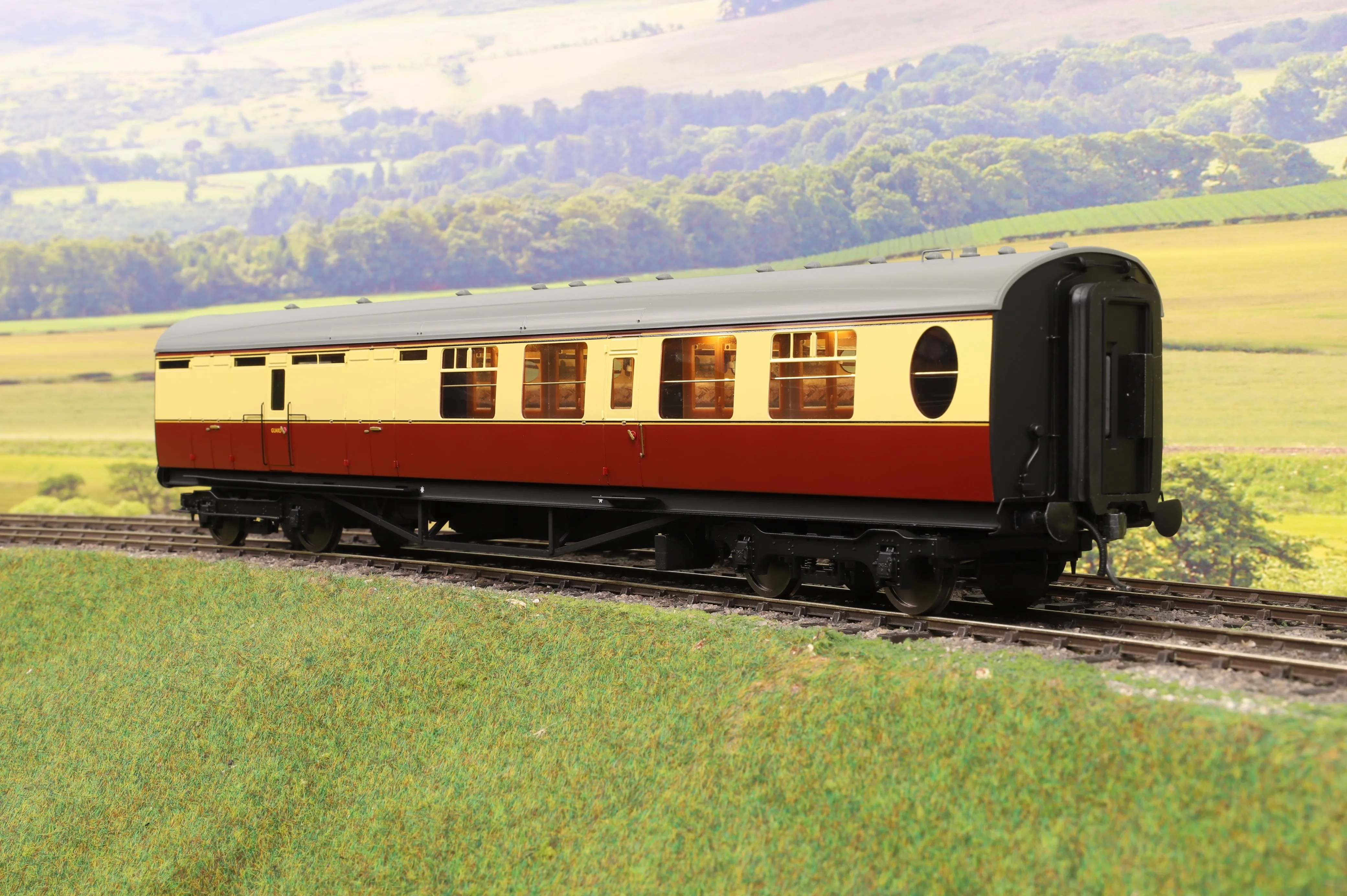 Darstaed D24-2-02RU Finescale O Gauge LNER/BR Thompson Mainline BTK (Brake Third) Coach, Crimson & Cream 'Un-numbered'